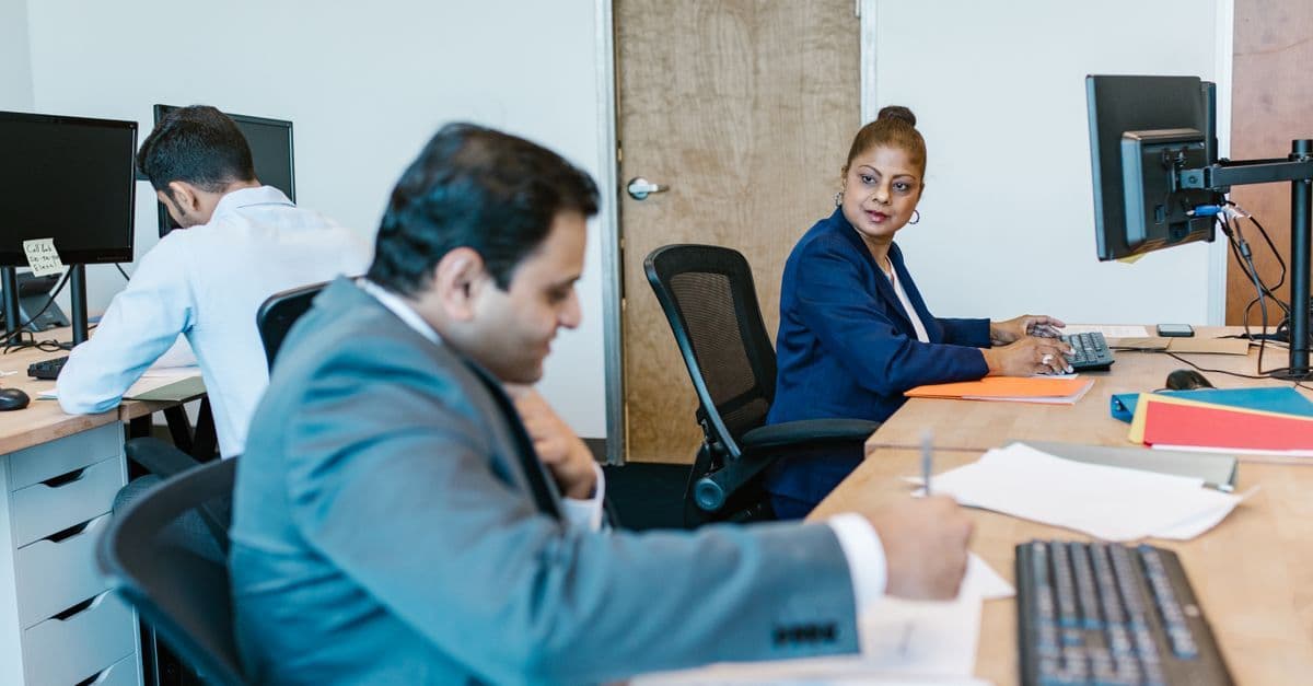 Beschäftigte im öffentlichen Dienst in Verwaltung, IT und Pflege bei der Arbeit