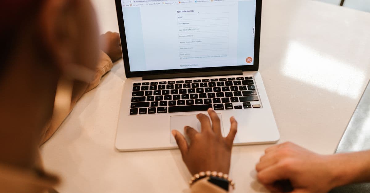 Bewerber füllt am Laptop eine Online-Bewerbung für eine Ausbildung aus