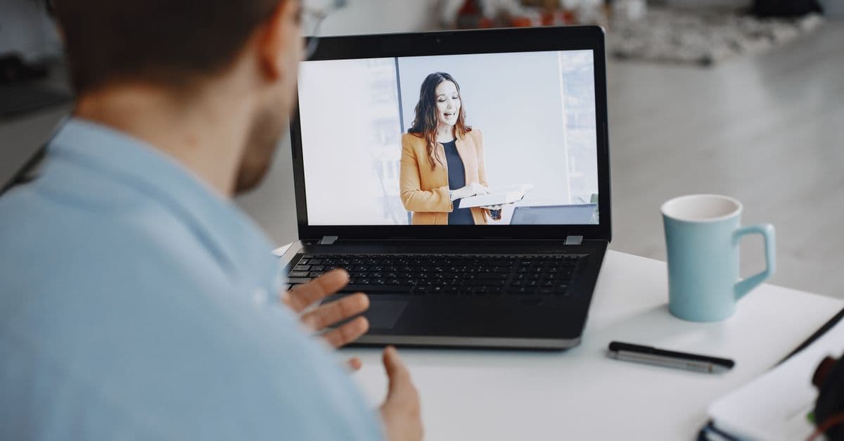 Mitarbeiter arbeitet remote am Laptop mit professioneller Ausstattung im Homeoffice