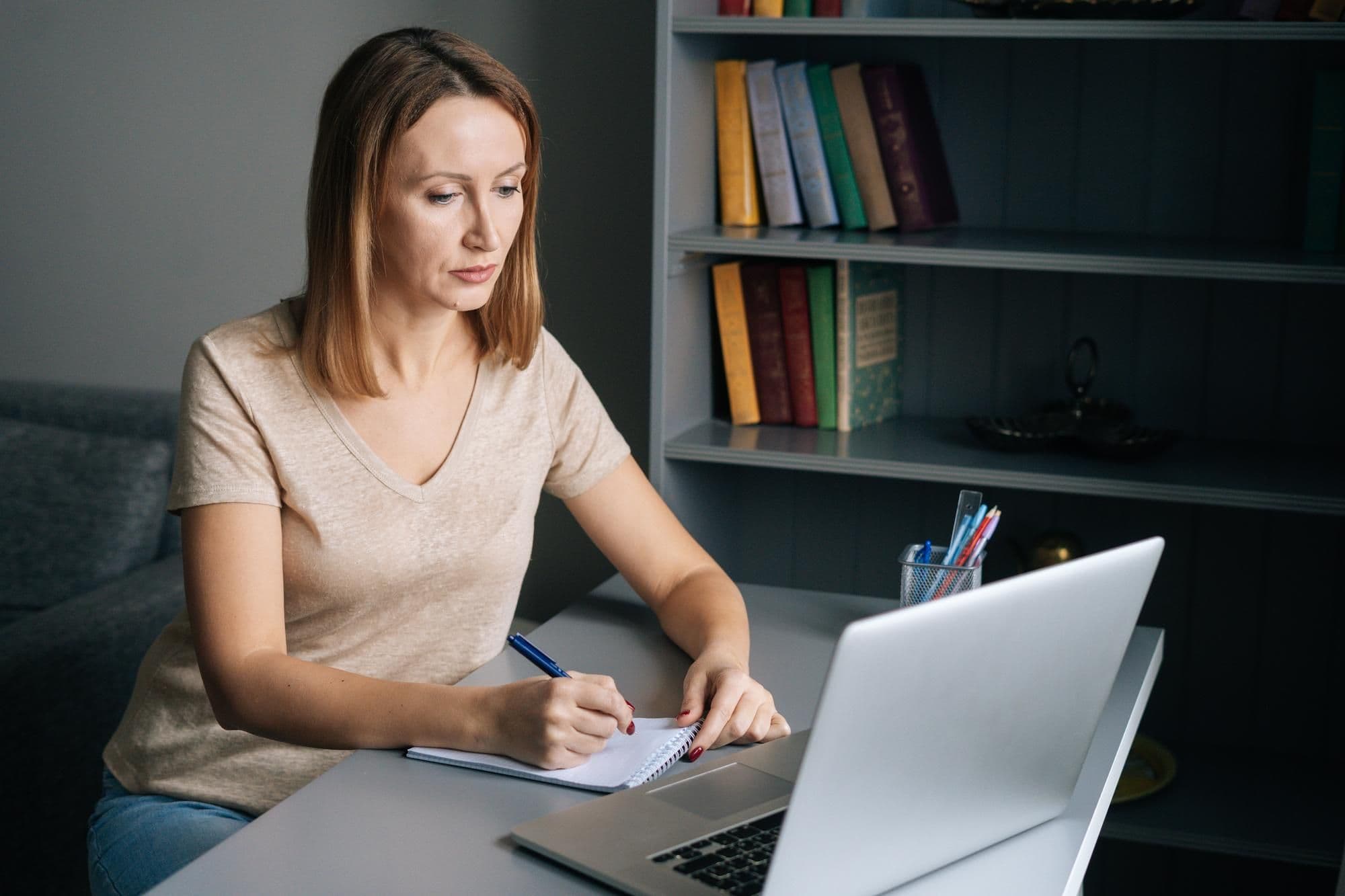 Frau nutzt eine berufliche Pause für eine Weiterbildung am Laptop