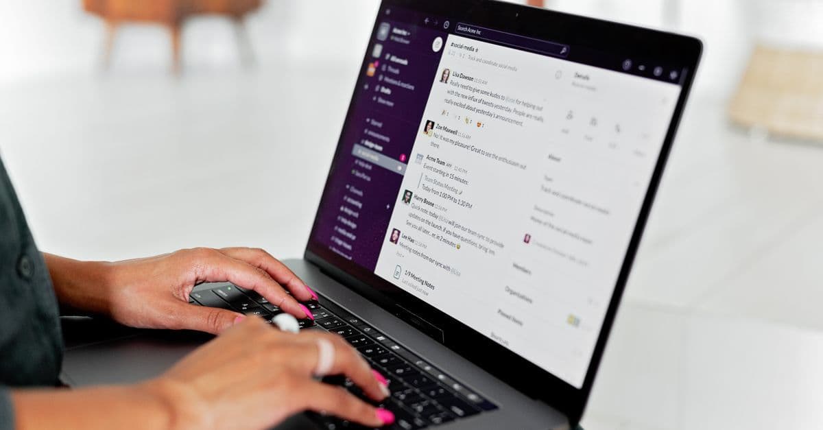 HR-Recruiterin verfasst am Laptop eine individuelle, personalisierte Nachricht an eine Kandidatin