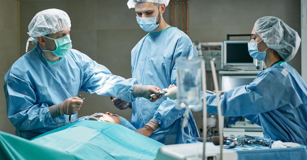Physician Assistant unterstützt einen Arzt bei einer medizinischen Behandlung im Krankenhaus