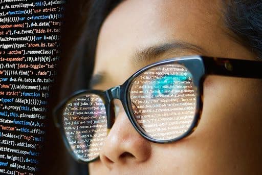 Sehen am Bildschirmarbeitsplatz: Wann Brille und Arbeitsumgebung eine Rolle spielen