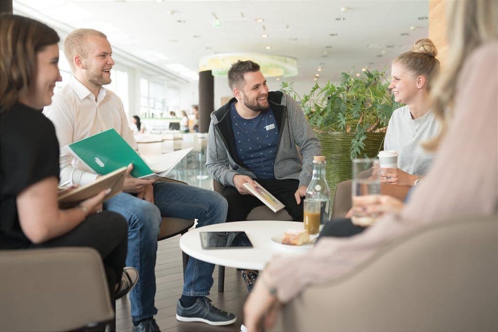 dm mitarbeiter arbeiten zusammen als team