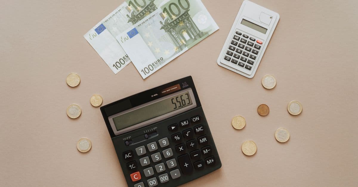Taschenrechner und Gehaltsabrechnung symbolisieren die Berechnung des Urlaubsentgelts im Minijob