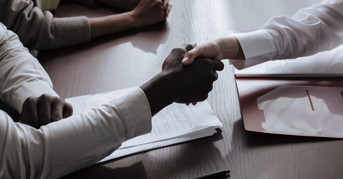 Zwei Geschäftspartner unterzeichnen eine Geheimhaltungsvereinbarung (NDA) im Büro