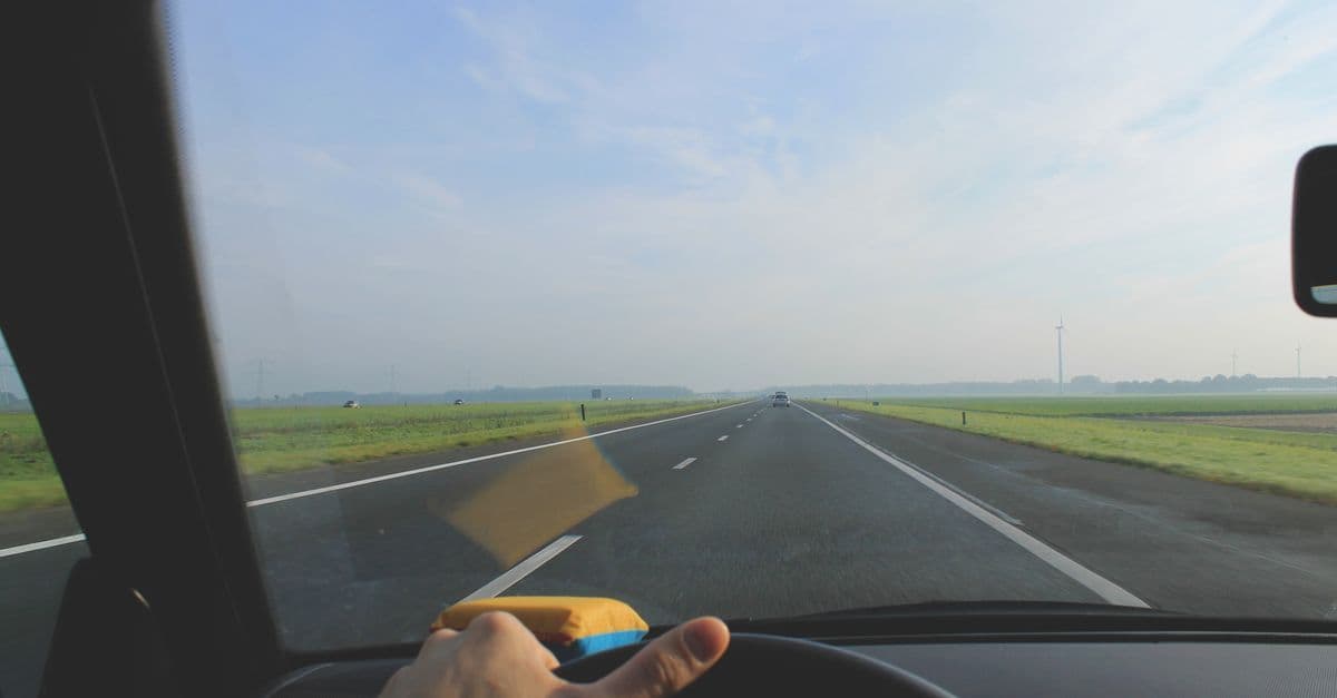 Pendler auf dem Weg zur Arbeit im Auto, Symbolbild für die Berechnung der Pendlerpauschale nach Arbeitstagen