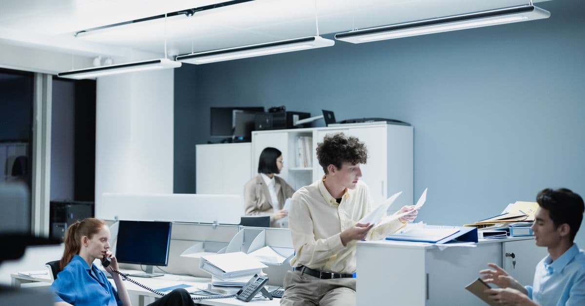 Auszubildende Verwaltungsfachangestellte während der praktischen Ausbildung in der Behörde