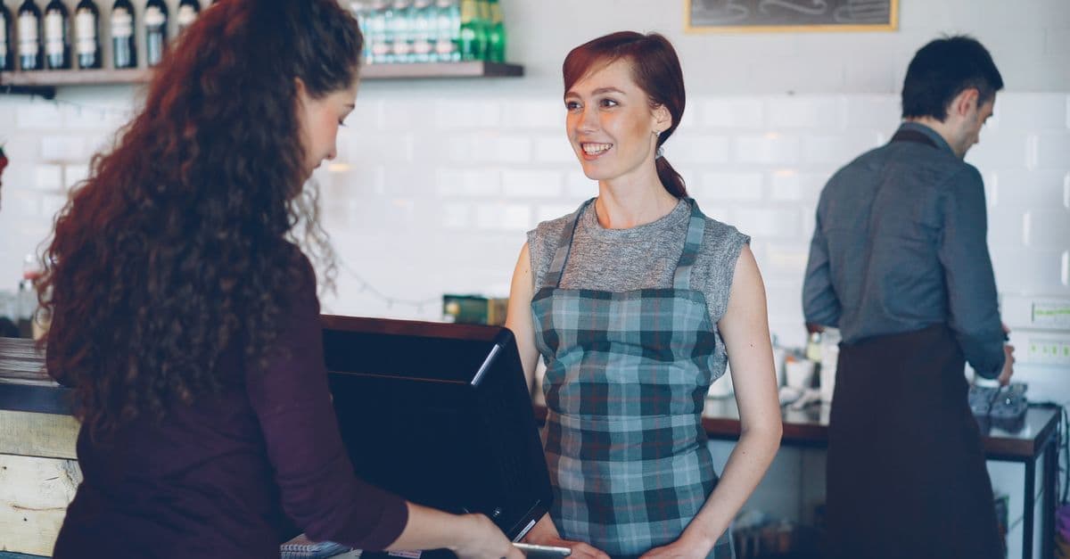 Aushilfe an der Kasse zeigt Zuverlässigkeit im Minijob