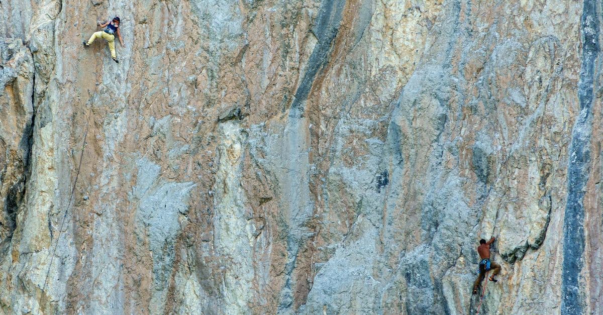 Zwei Kletterer am Fels – Extremsport gilt im Lebenslauf je nach Branche als riskante Angabe