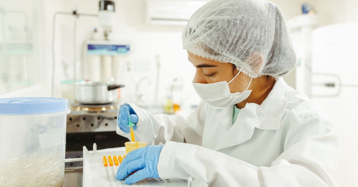 Auszubildende bei einer Chemikanten- bzw. Chemielaboranten-Tätigkeit im Labor