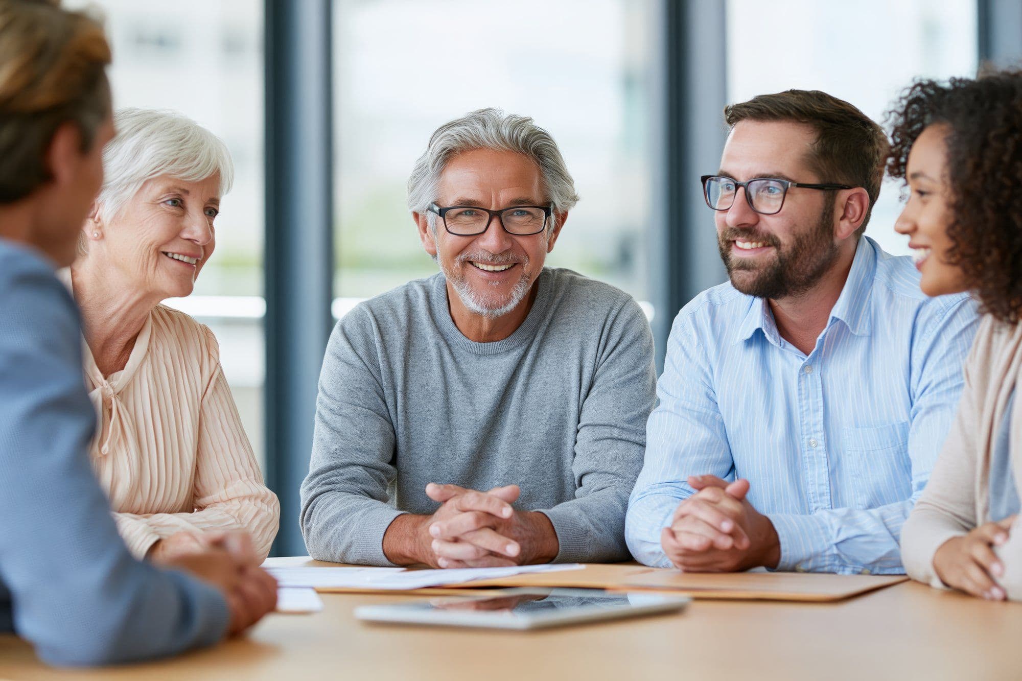 Team aus mehreren Generationen diskutiert ein Projekt im Konferenzraum