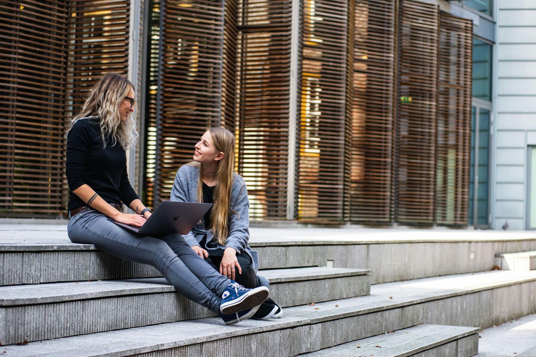 Randstad-Studie zeigt: Freundschaften im Job steigern Leistung und binden besonders junge Talente