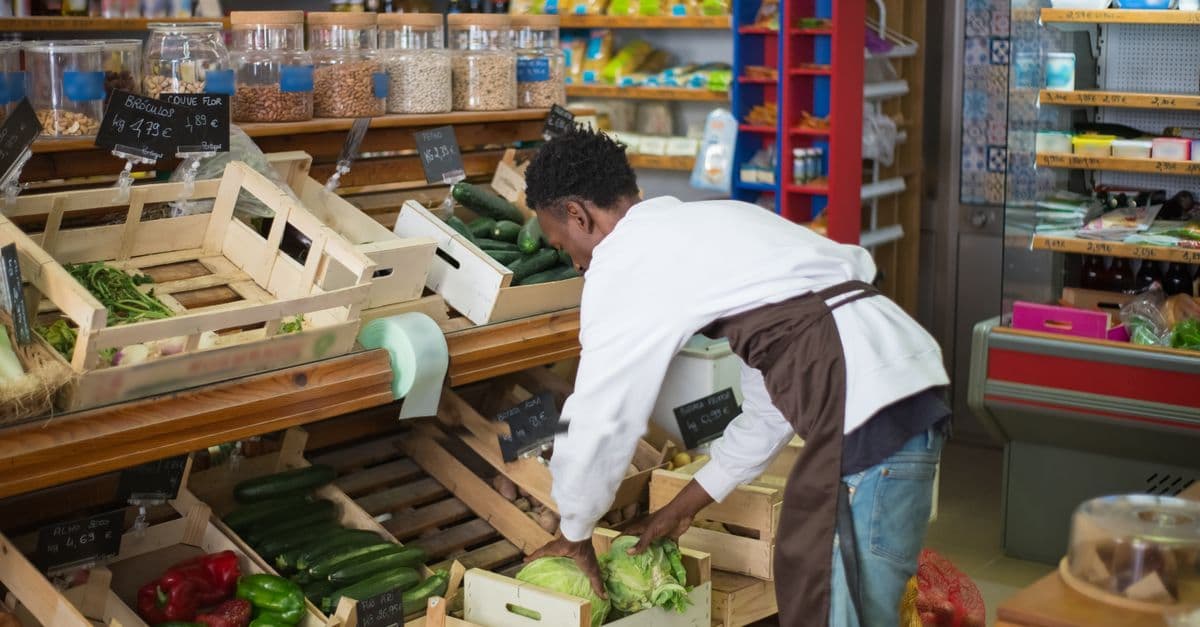 Mitarbeiter im Einzelhandel bei der Samstagsarbeit, sinnbildlich für Schichtdienst in der REWE-Ausbildung