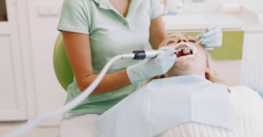 Zahnpflege im Berufsalltag: Was täglich zählt und wann eine professionelle Reinigung sinnvoll ist