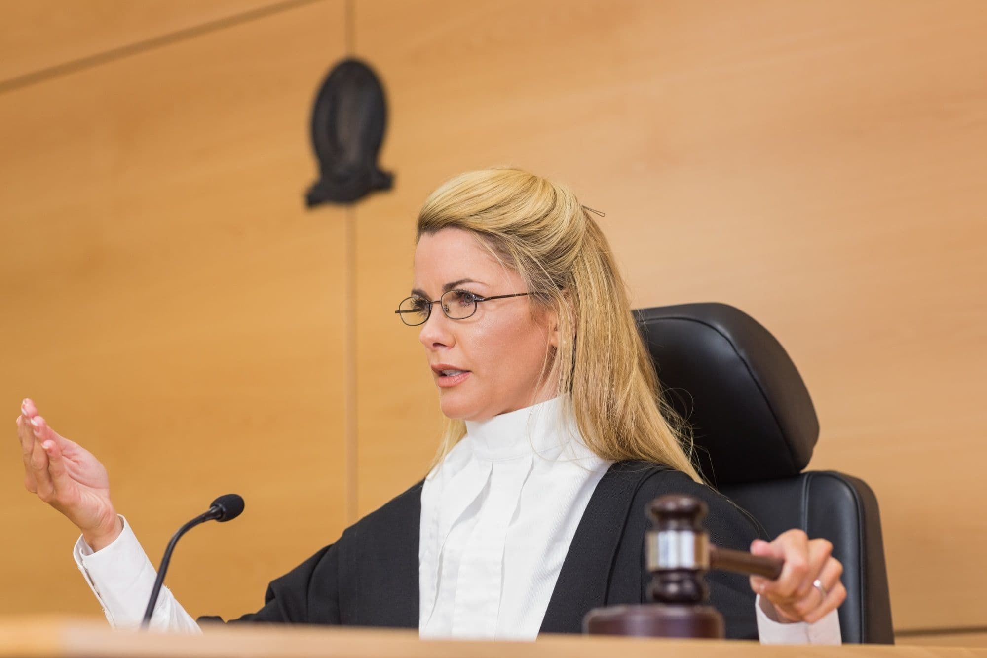 Gerichtssaal eines Arbeitsgerichts während einer Verhandlung im Kündigungsschutzverfahren