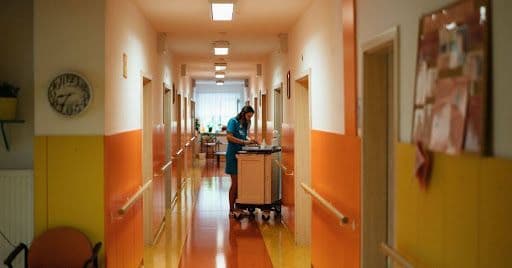 Pflegeberufe im Alltag: Welche Wege in die ambulante Pflege führen