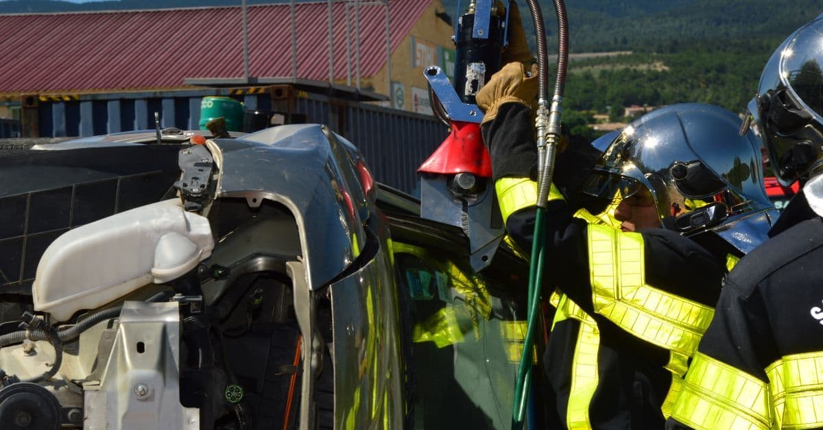 Feuerwehrkräfte im Einsatz bei technischer Hilfeleistung nach einem Unfall