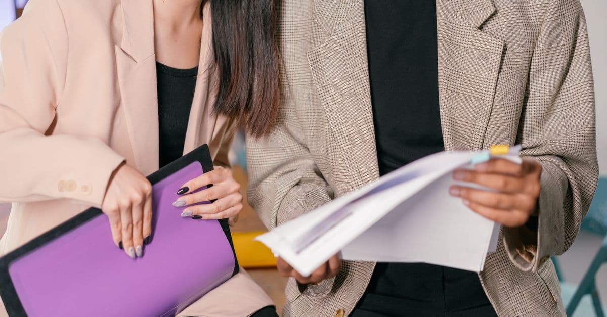 Bewerber bearbeitet eine praxisnahe Fallstudie mit Unterlagen und Laptop im zweiten Vorstellungsgespräch