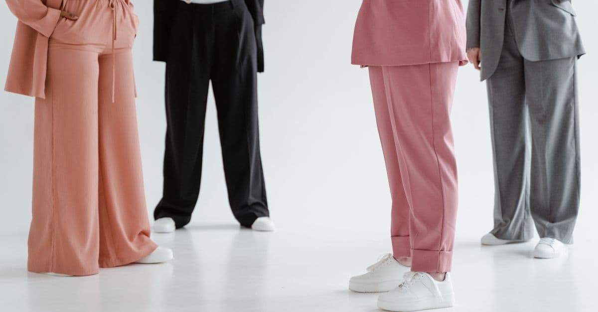 Vergleich von klassischer Businesskleidung und lockerem Start-up-Look für ein Bewerbungsfoto
