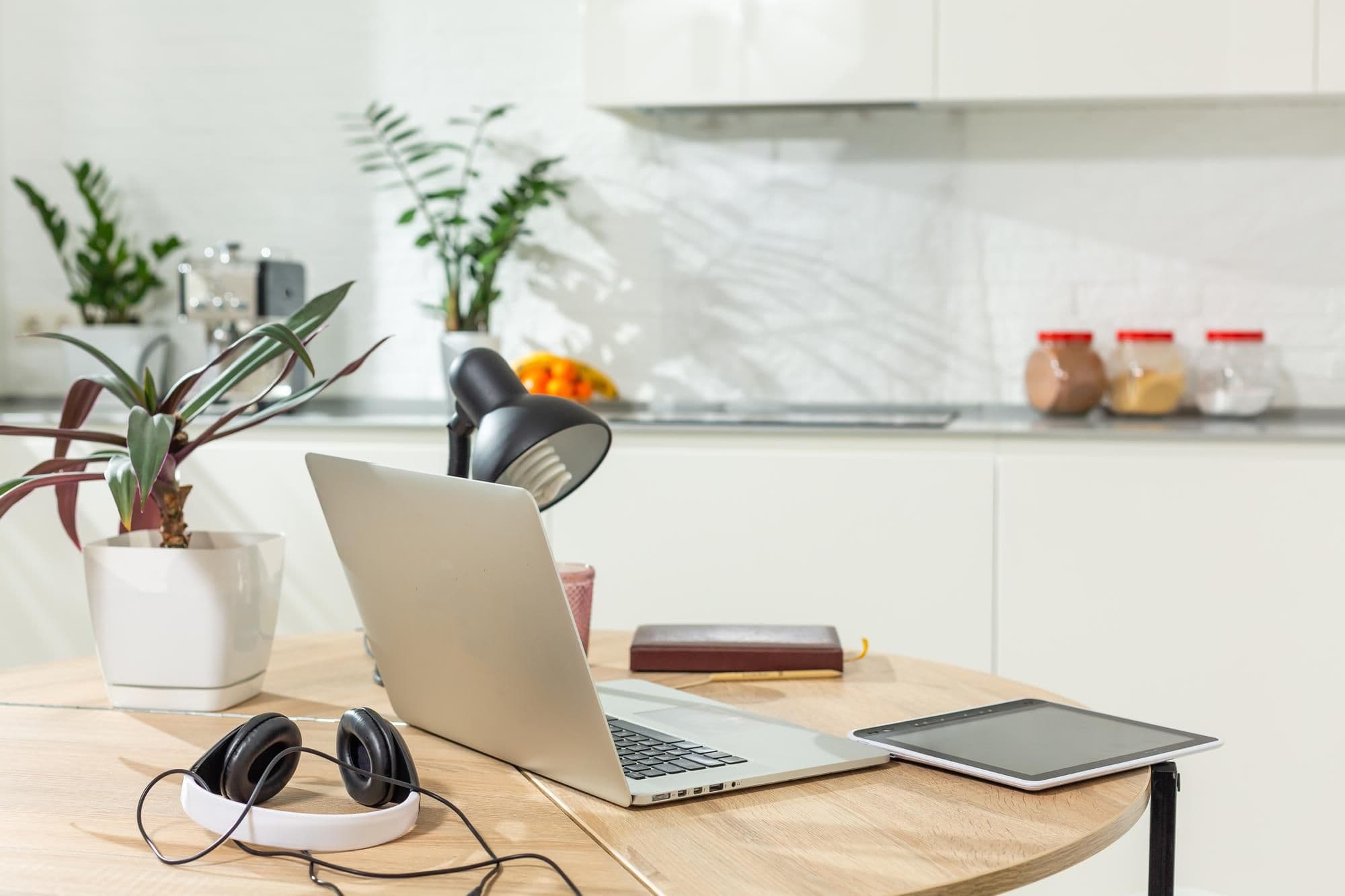 Home-Office-Arbeitsplatz am Küchentisch ohne separates Arbeitszimmer als Beispiel für die Abgrenzung zur Homeoffice-Pauschale