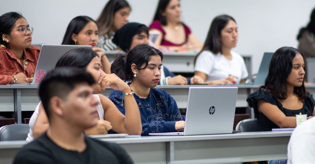 Studierende des dualen Hebammenstudiums im Hörsaal
