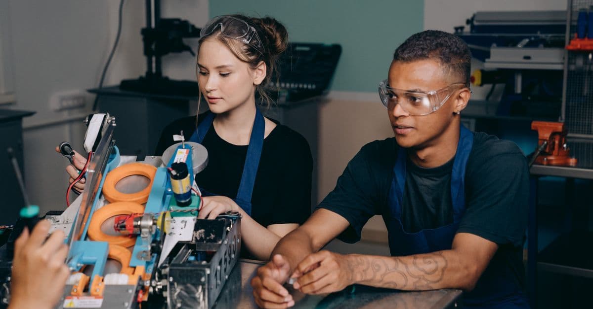 Auszubildender bei der praktischen Arbeit während der Ausbildung