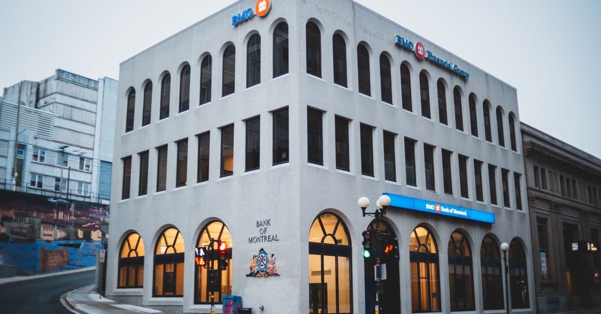 Fassade eines konservativen Bürogebäudes einer Bank als Sinnbild für zurückhaltende Kreativität im Anschreiben