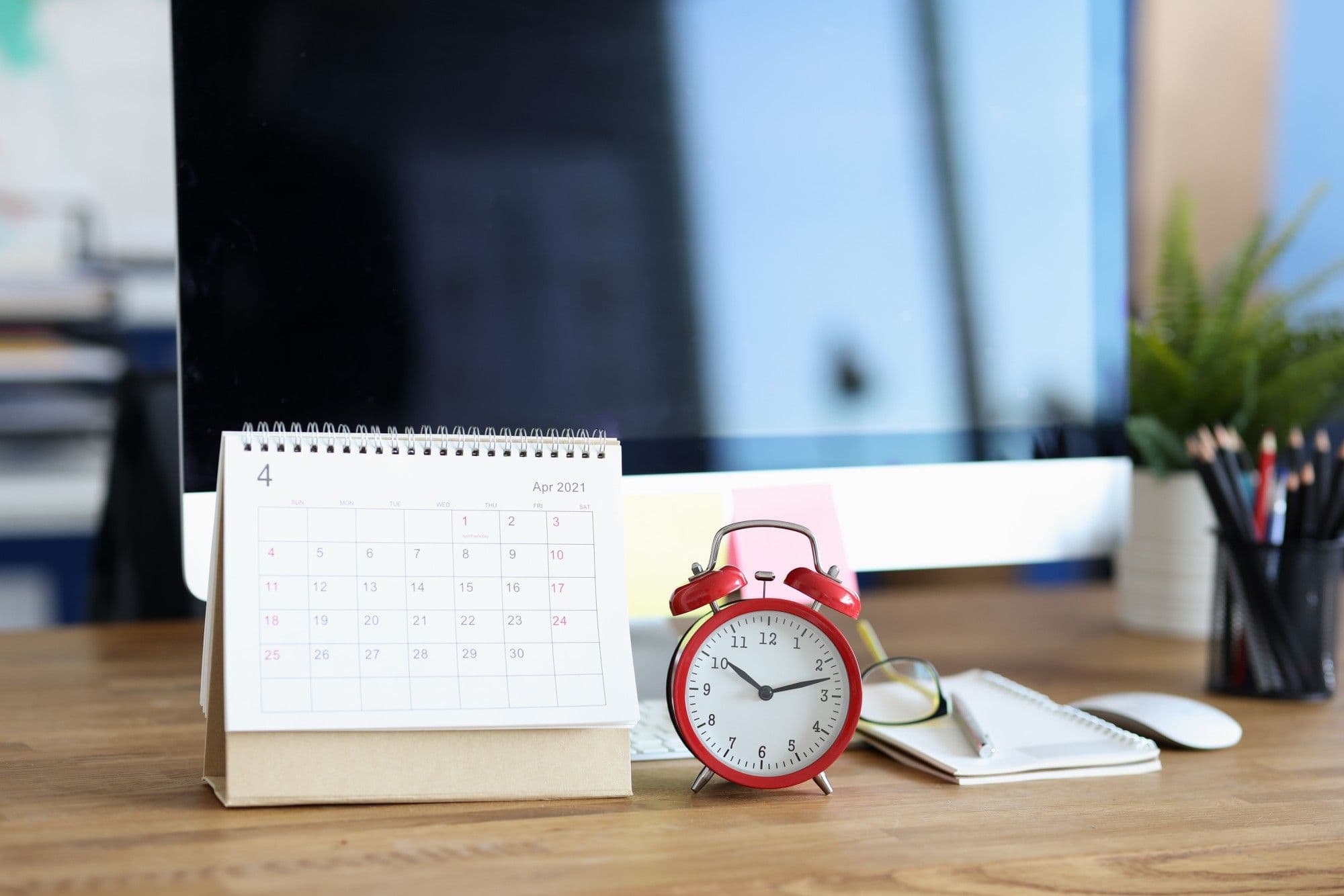 Kalender und Uhr symbolisieren die Frist zur Geltendmachung eines Arbeitszeugnisses