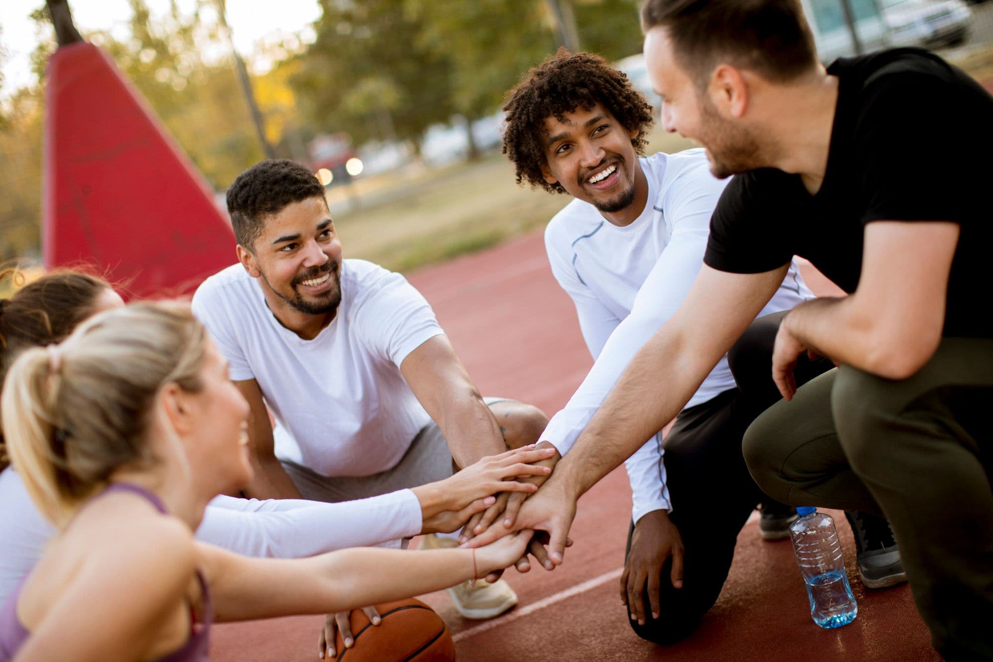 Basketballteam bei einer Spielpause – Mannschaftssport vermittelt Teamfähigkeit im Lebenslauf