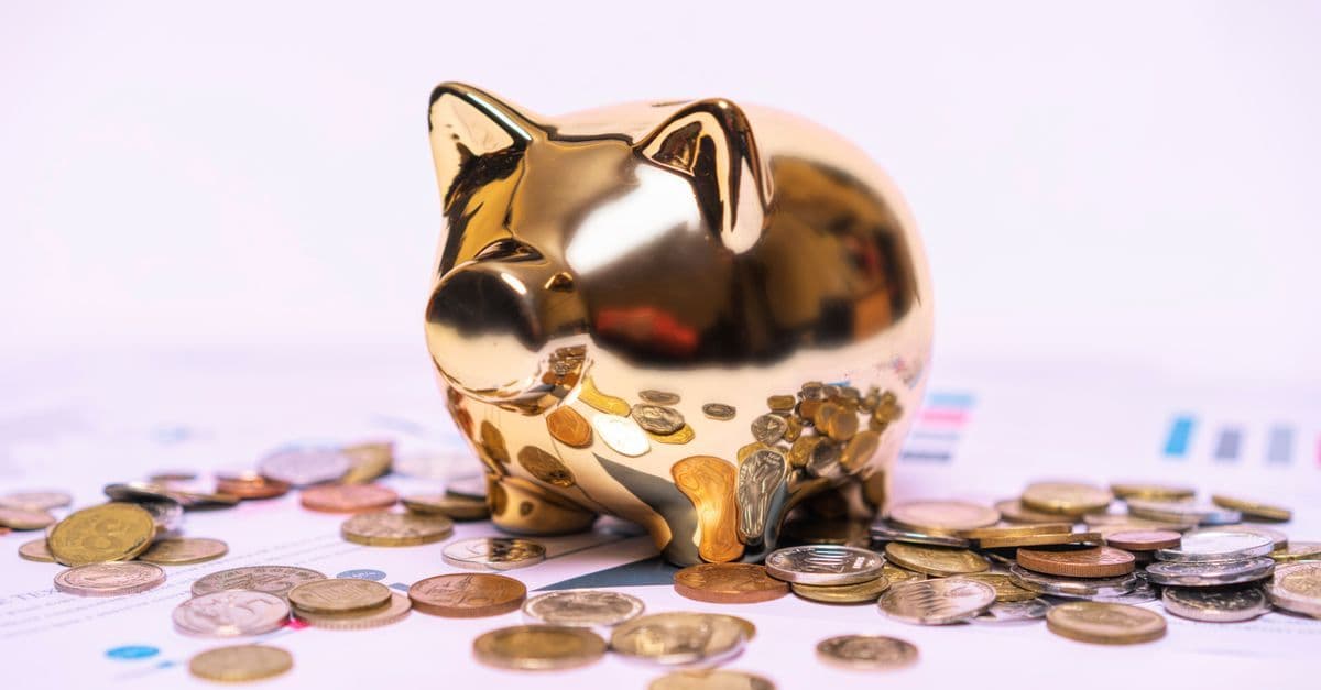 Sparschwein mit Münzen als Symbol für den vollen Rentenanspruch trotz reduzierter Beiträge im Midijob