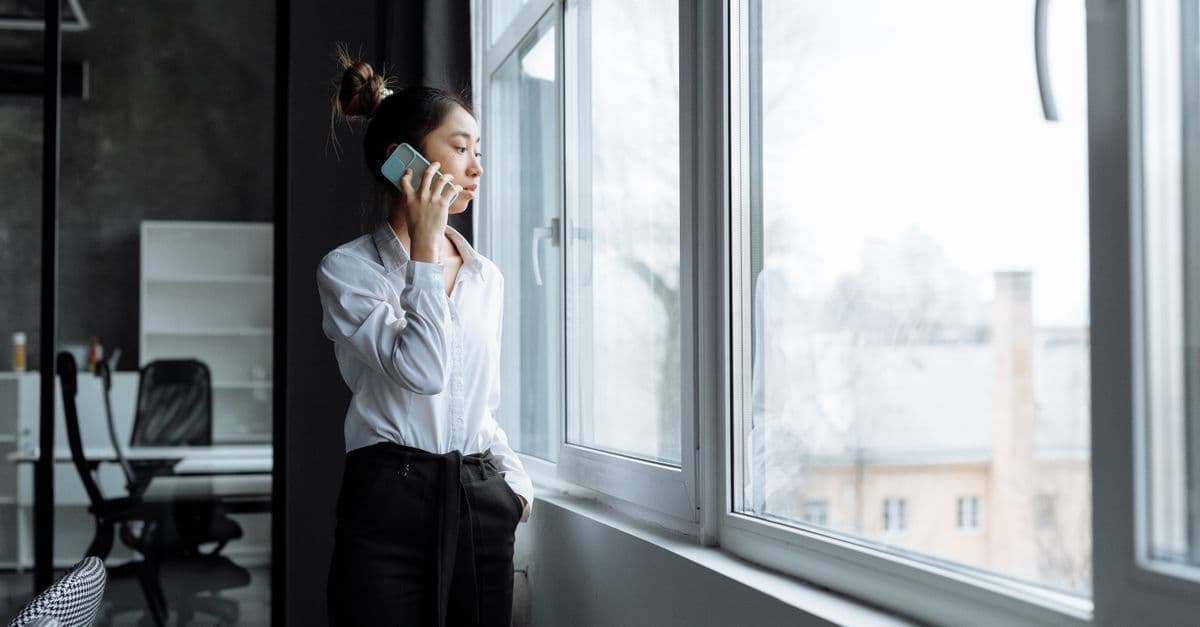 Bewerberin telefoniert im Büro, um ihre Bewerbung im richtigen Moment zurückzuziehen