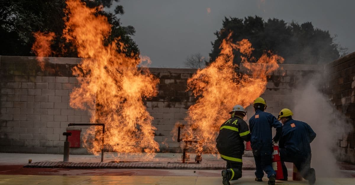 Angehende Feuerwehrleute bei einer praktischen Ausbildungsübung während des Vorbereitungsdienstes