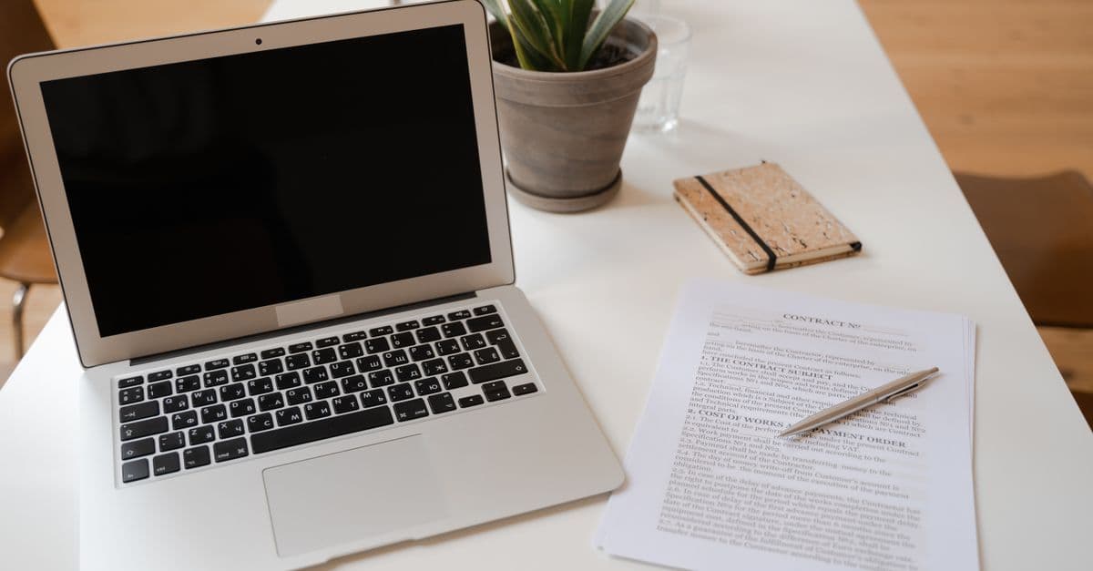 Laptop und Checkliste als Symbolbild für eine schriftliche Workation-Vereinbarung zwischen Arbeitgeber und Mitarbeiter