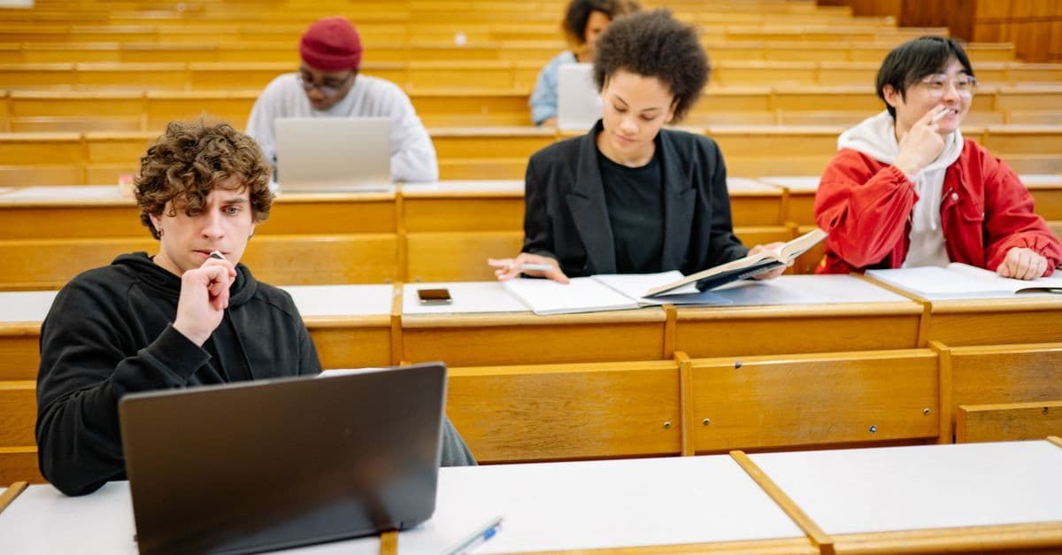 Studierende im Hörsaal während des Physician-Assistant-Studiums
