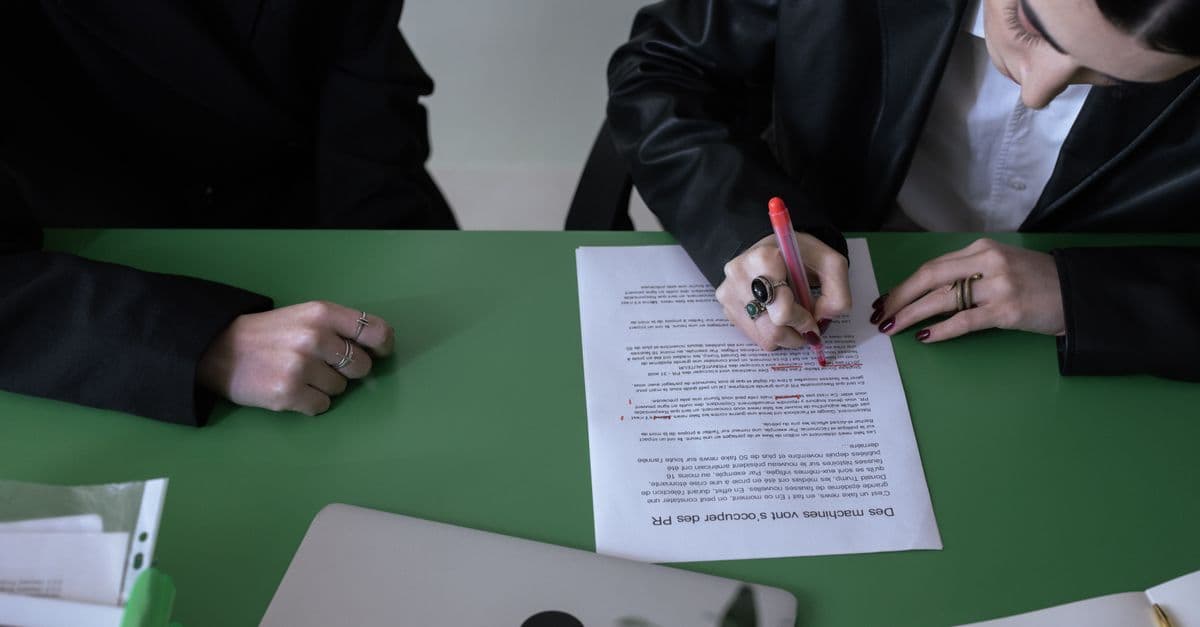 Prüfung einer Praktikumsbescheinigung auf häufige Fehler wie fehlenden Zeitraum oder vage Tätigkeitsangaben