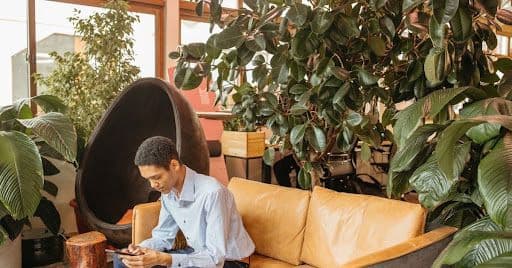 Natürliche Materialien im Büro: Wie Raumgestaltung die Mitarbeiterbindung stärkt