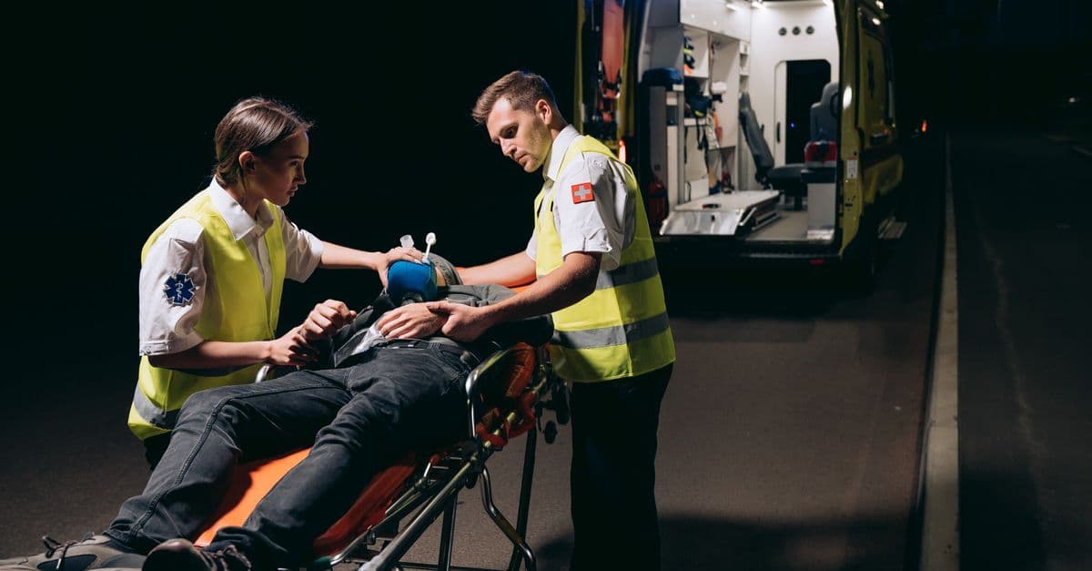 Notfallsanitäter im Nachtdienst mit Rettungswagen während eines Einsatzes