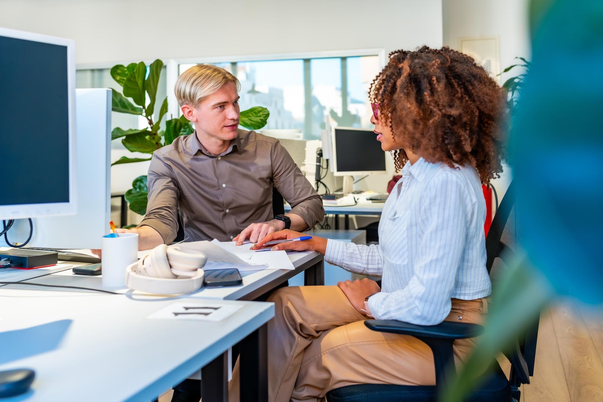 Arbeitgeber und Arbeitnehmerin besprechen im Büro den Antrag auf Teilzeit während der Elternzeit
