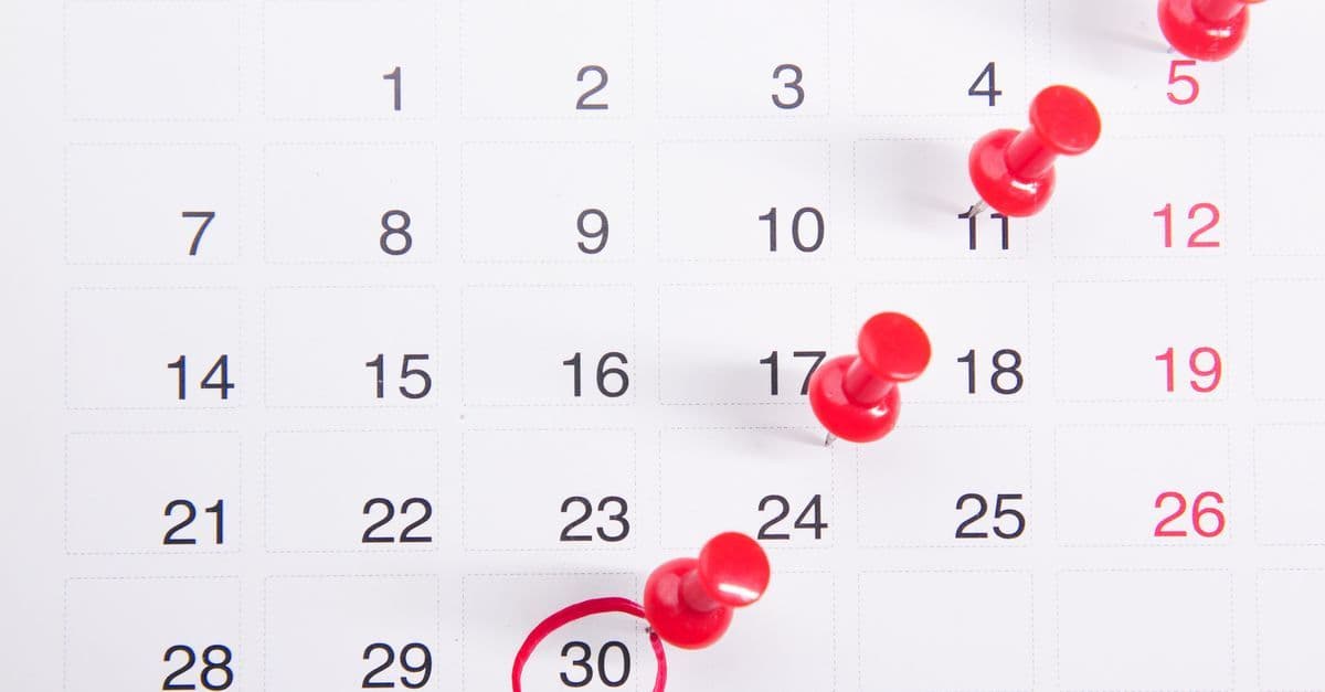 Kalender symbolisiert den langen Ansparzeitraum eines Langzeit- oder Lebensarbeitszeitkontos im Vergleich zum kurzfristigen Gleitzeitkonto
