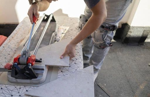 Fliesenleger werden oder beauftragen: Ausbildung, Berufsalltag und Fachkräftebedarf im Bauhandwerk