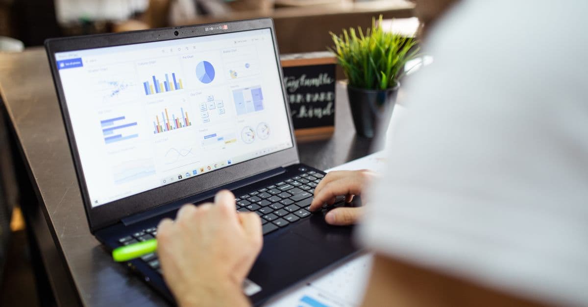 Person recherchiert den eigenen Marktwert und Gehaltsdaten am Laptop